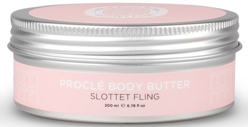 Pien vaaleanpunainen rasia, jossa lukee 'Proclé Body Butter Slott Fling', 200 ml, ja kaksiosainen hopeahattu.
