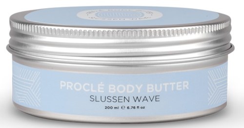 Pyöreä purkki Proclé Body Butter nimeltä Slussen Wave, 200 ml, vaaleansinisellä etiketillä ja hopeisella kannella.