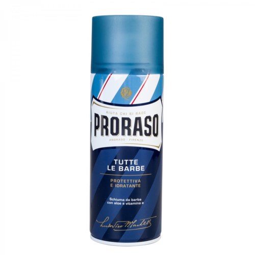 Proraso partavesispray tölkki, jossa sininen korkki ja etiketti, korostaa suojaa ja kosteutusta, sisältää aloe veraa ja E-vitamiinia.