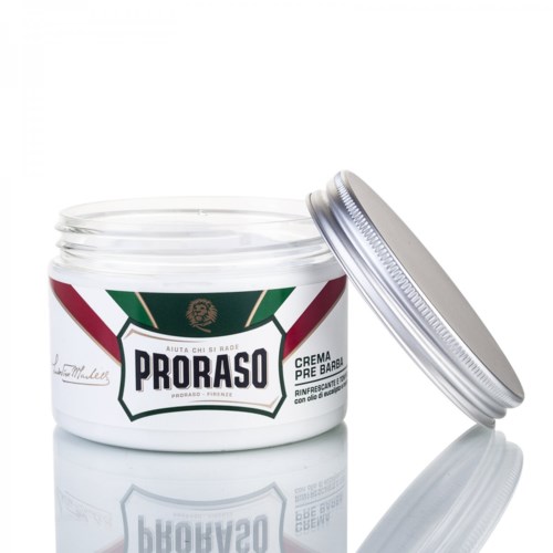 Valkoinen purkki Proraso-parranajoaamua varten, hopeinen kansi, etiketti vihreä, punainen ja musta.