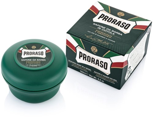 Vihreä pyöreä purkki ja vastaava laatikko, molemmissa Proraso-merkintä, näkyvät. Merkinnässä lukee partakonevoide miehille.