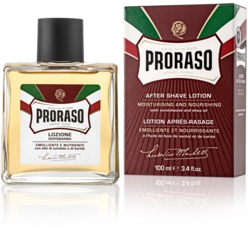 En flaska med Proraso aftershave och dess förpackning. Flaskan är klar med svart lock, och förpackningen är grön, vit, röd och brun.