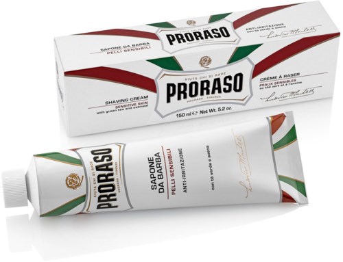 Proraso-vaahdon putkassa, jossa on vihreää, valkoista ja punaista pakkauksessa, ja kultainen ja musta teksti ja logo.