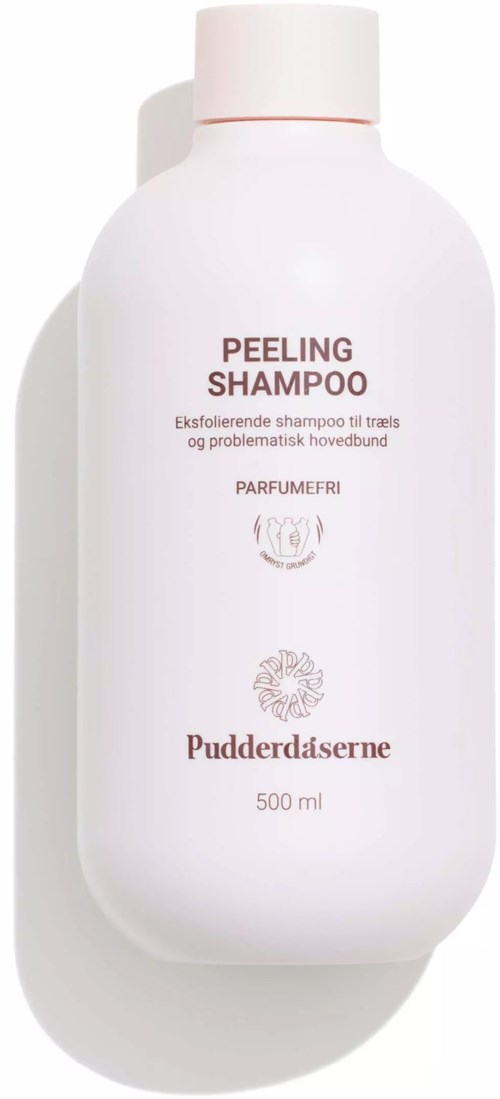 Eine weiße Flasche mit Peeling-Shampoo mit rosa Text, Marke Pudderdæsner, 500 ml, parfumfrei.