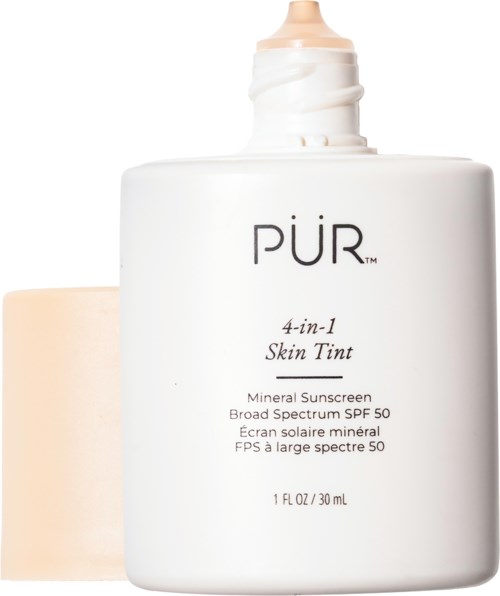 Valkoinen PÜR 4-in-1 Skin Tint -pullo, jossa on SPF 50 ja beigemainen kansi lähellä.