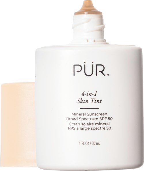 Valkoinen PÜR 4-in-1 Skin Tint -pullon, jossa beige korkki ja pumppupumppu, merkattu aurinkovoiteeksi SPF 50.