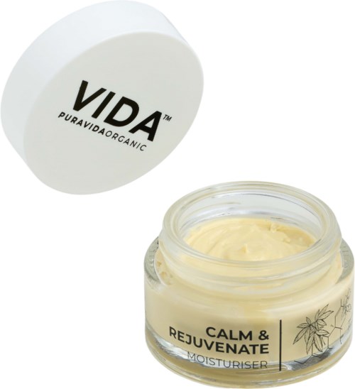 Open pot met crème met label "Calm & Rejuvenate." Witte deksel met "VIDA" logo erboven. De crème is lichtgeel.