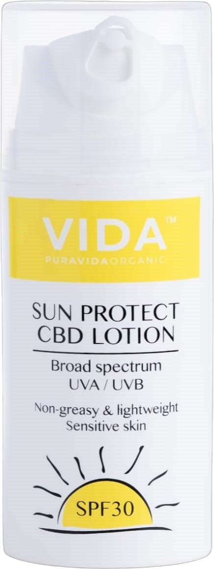 Een witte fles met een gele label die zegt "VIDA" en "Sun Protect CBD Lotion". Het vermeldt SPF 30 en breed spectrum.