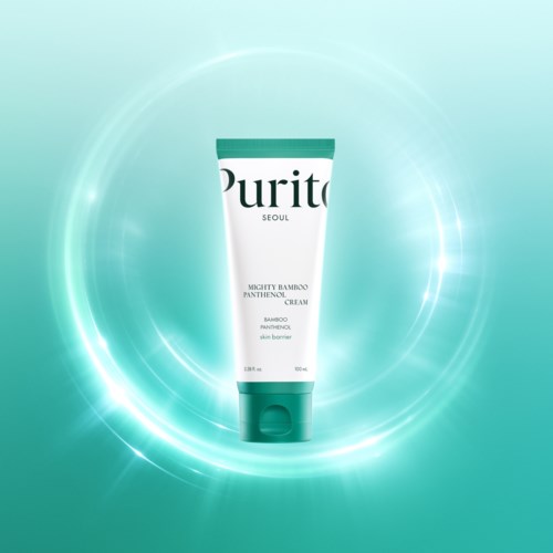 Eine weiße und grüne Tube mit Purito Seoul Mighty Bamboo Panthenol Cream vor einem leuchtenden blauen Hintergrund.
