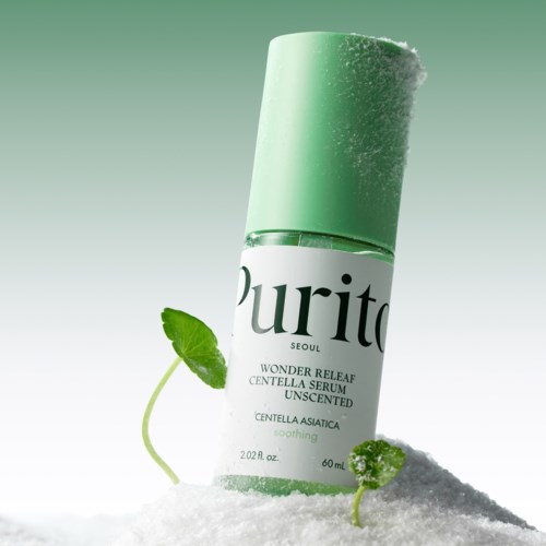 Een groen-witte huidverzorgingsfles met het label Purito Seoul, omgeven door bladeren en sneeuw.
