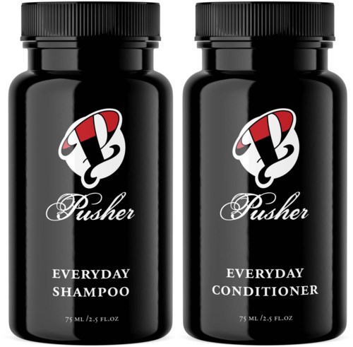 Zwei kleine schwarze Flaschen mit 'Pusher'-Logo, für täglich Shampoo und Conditioner.