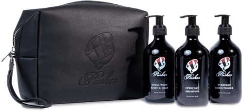 Eine schwarze Tasche und drei Flaschen Haarpflegeprodukte, einschließlich Shampoo und Conditioner, vor einem weißen Hintergrund.