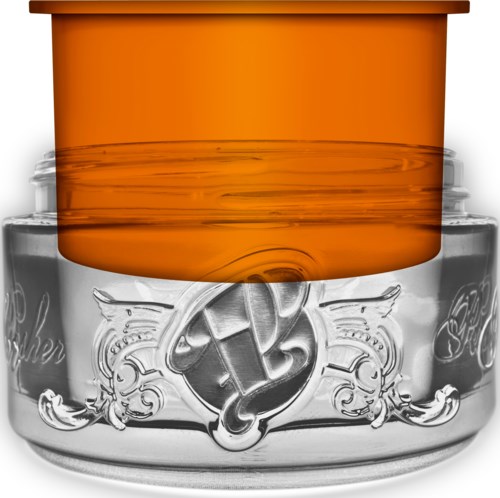 Ein Glas mit silbernem Deckel und einem orangefarbenen Kunststoffdeckel oben, mit einem Markenlogo.
