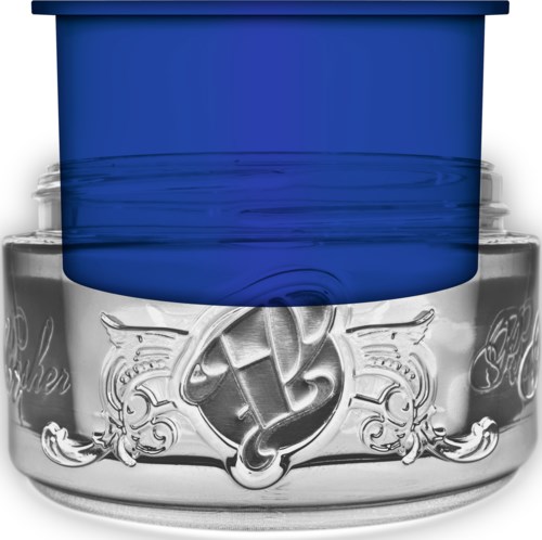Ein Parfümflasche mit blauem Deckel und klarem Glas, mit Silberverzierungen und einem Emblem in der Mitte.