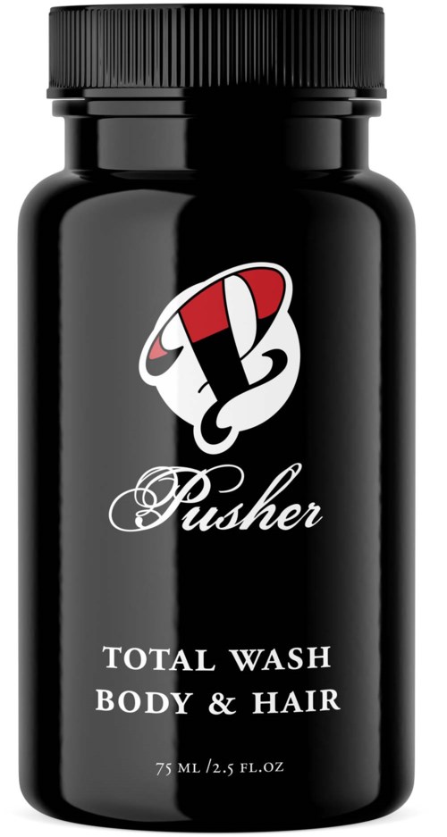 Eine schwarze Flasche mit dem Label Pusher, wascht Körper und Haare, enthält 75 ml.