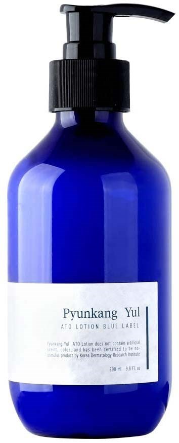 Eine blaue Flasche mit Pumpe, beschriftet 'Pyunkang Yul Ato Lotion Blue Label.'