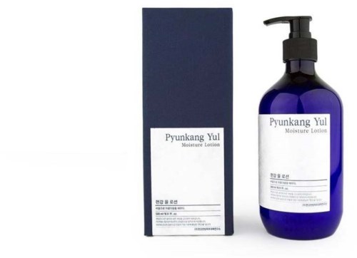 Blaue Flasche und Box mit Aufschrift Pyunkang Yul Moisture Lotion. Einfache Verpackung, mit schwarzer Pumpe.