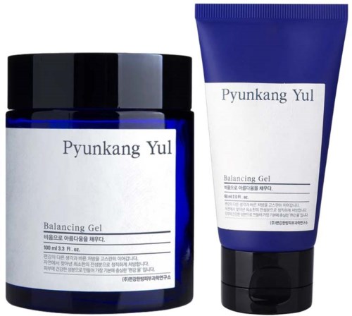 Zwei blaue Behälter von Pyunkang Yul Balancing Gel, eine Dose und eine Tube, stehen vor weißem Hintergrund.