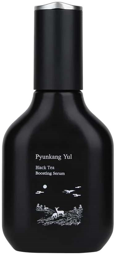 Eine schwarze Flasche mit weißem Etikett und silberner Kappe. Das Etikett erwähnt Pyunkang Yul Black Tea Boosting Serum.
