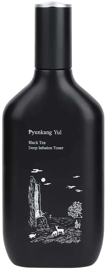 Eine schwarze Flasche mit weißen Text und Illustrationen, zeigt einen Baum, Wasserfall und kleine Tiere in einer Naturszene.