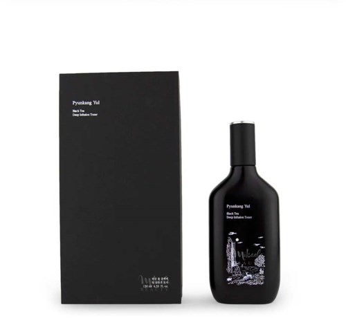 Eine schwarze Box mit einem schwarzen Flasche, minimalistische weiße Schrift und Design.