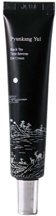 Eine schwarze Tube mit der Aufschrift 'Pyunkang Yul Black Tea Time Reversal Eye Cream' mit einem weißen Hirsch und Landschaftskunst.