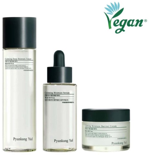 Drei Hautpflegeprodukte mit schwarzen Deckeln: Toner, Serum und Barrierecreme, gekennzeichnet 'Calming Moisture' und 'Pyunkang Yul'. Vegane Marke.