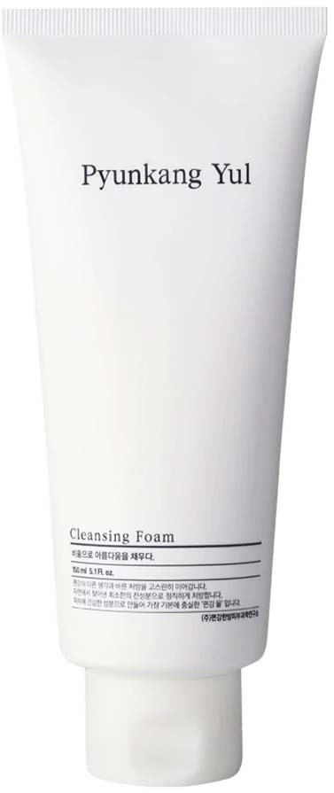 Eine weiße Tube mit schwarzem Text, gekennzeichnet 'Pyunkang Yul Cleansing Foam' und Produktdetails.