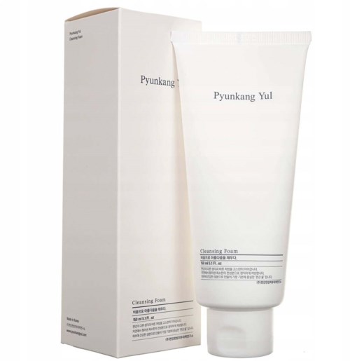 Ein weißer Tuben und Karton mit der Bezeichnung 'Pyunkang Yul Cleansing Foam,' schlichtes und sauberes Design.