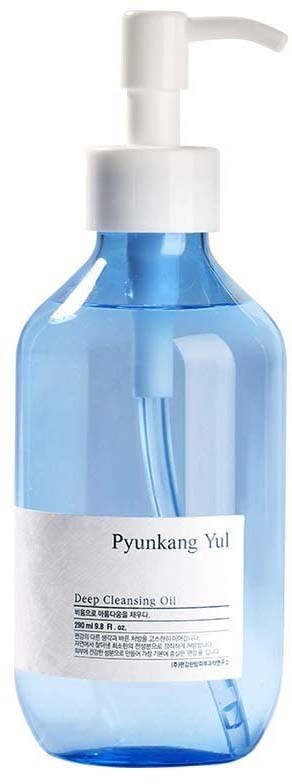 Eine blaue, transparente Flasche mit weißem Pumpverschluss, mit dem Label 'Deep Cleansing Oil' von Pyunkang Yul.