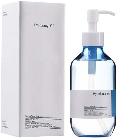 Eine Flasche und eine Schachtel mit Pyunkang Yul Deep Cleansing Oil. Klare Flüssigkeit in der Flasche. Einfache weiße Verpackung mit schwarzem Text.