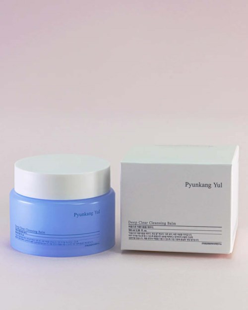 Ein blauer Topf und eine weiße Schachtel mit der Aufschrift 'Pyunkang Yul' auf rosa Hintergrund.