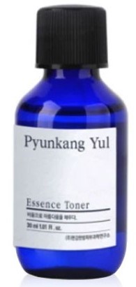 Kleine blaue Flasche mit Aufschrift 'Pyunkang Yul Essence Toner' und schwarzem Deckel.