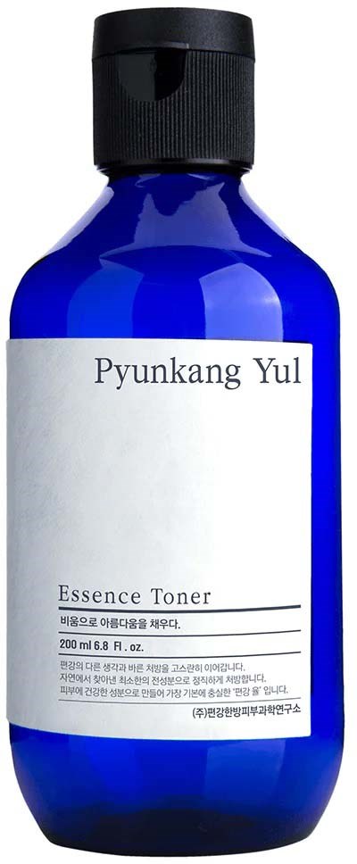 Een blauwe fles met een zwarte dop, gemerkt "Pyunkang Yul Essence Toner."