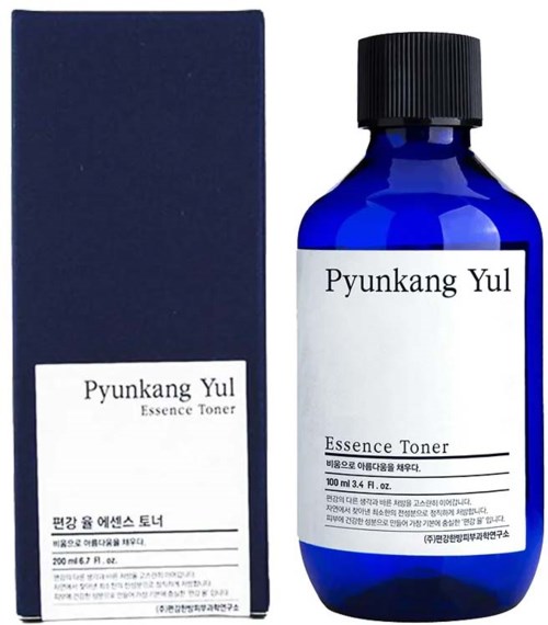 Blauwe fles met zwarte dop naast bijpassend doosje, beide gelabeld 'Pyunkang Yul Essence Toner.'