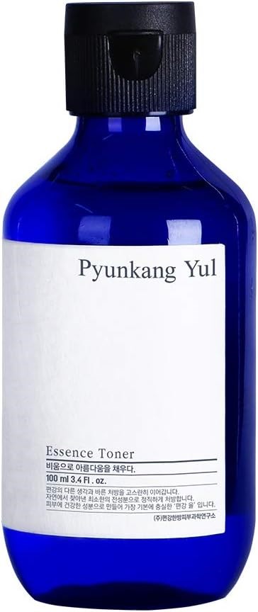 Blauwe fles met label Pyungkang Yul Essence Toner en zwarte dop.