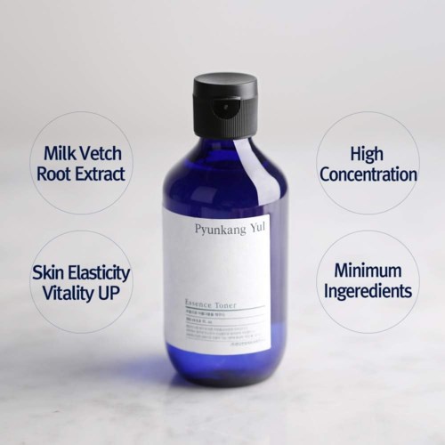 Blauwe fles met 'Pyunkang Yul Essence Toner' en voordelen eromheen.