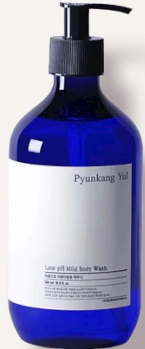 Eine blaue Flasche mit Pumpaufsatz, beschriftet "Pyunkang Yul" und nennt sanfte Körperwäsche mit niedrigem pH-Wert.