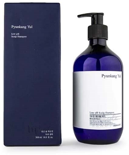 Eine blaue Flasche Pyunkang Yul Low pH Scalp Shampoo neben ihrer passenden Box.