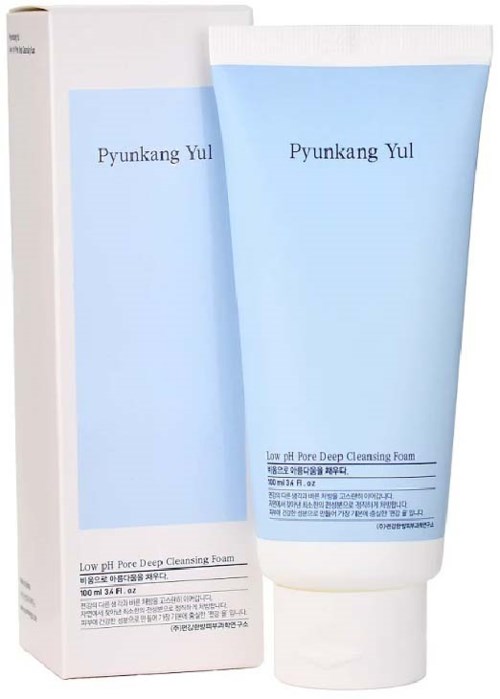 Ein Hautpflegeprodukt namens Pyunkang Yul, in einer blauen und weißen Tube mit passender Verpackung. Für die tiefe Porenreinigung.