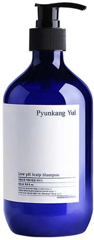 Blaue Flasche mit Pumpe, beschriftet 'Pyunkang Yul Low pH Scalp Shampoo.'