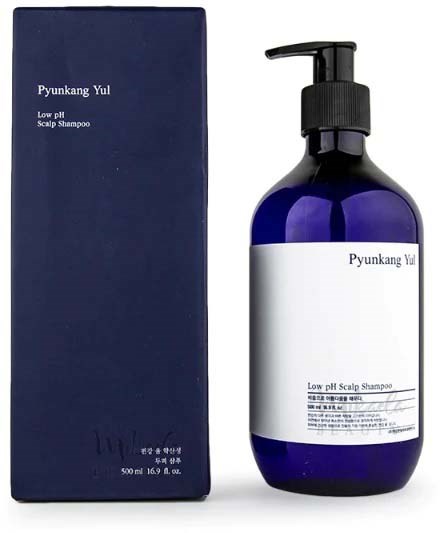 Eine dunkelblaue Flasche mit Pumpaufsatz neben einer passenden Schachtel, beide mit 'Pyunkang Yul Low pH Scalp Shampoo.' beschriftet.