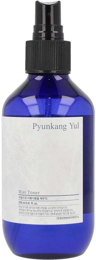 Eine blaue Glas-Sprühflasche mit dem Label 'Pyunkang Yul Mist Toner' und schwarzem Sprühkopf.