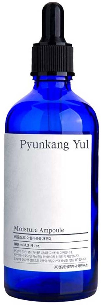 Eine blaue Flasche mit schwarzem Tropfenzähler, Beschriftung liest 'Pyunkang Yul' und 'Moisture Ampoule.'