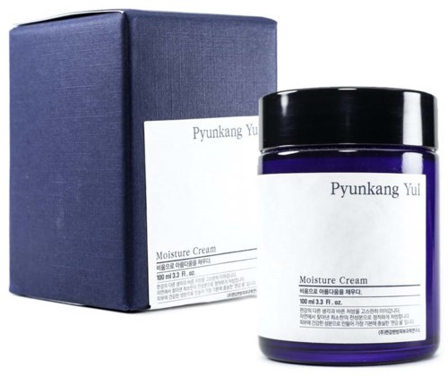 Ein Behälter von Pyunkang Yul Feuchtigkeitscreme und eine blaue Box, beide mit weißen Etiketten.