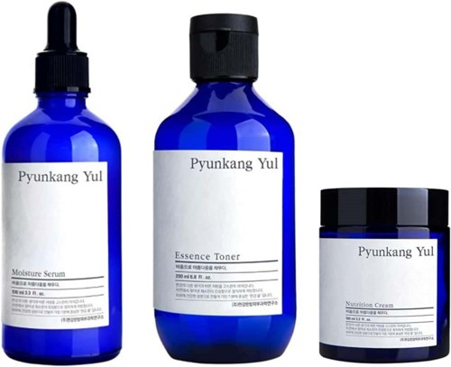 Blå flaskor märkta Pyunkang Yul innehåller hudvårdsprodukter: serum, toner och näringskräm.