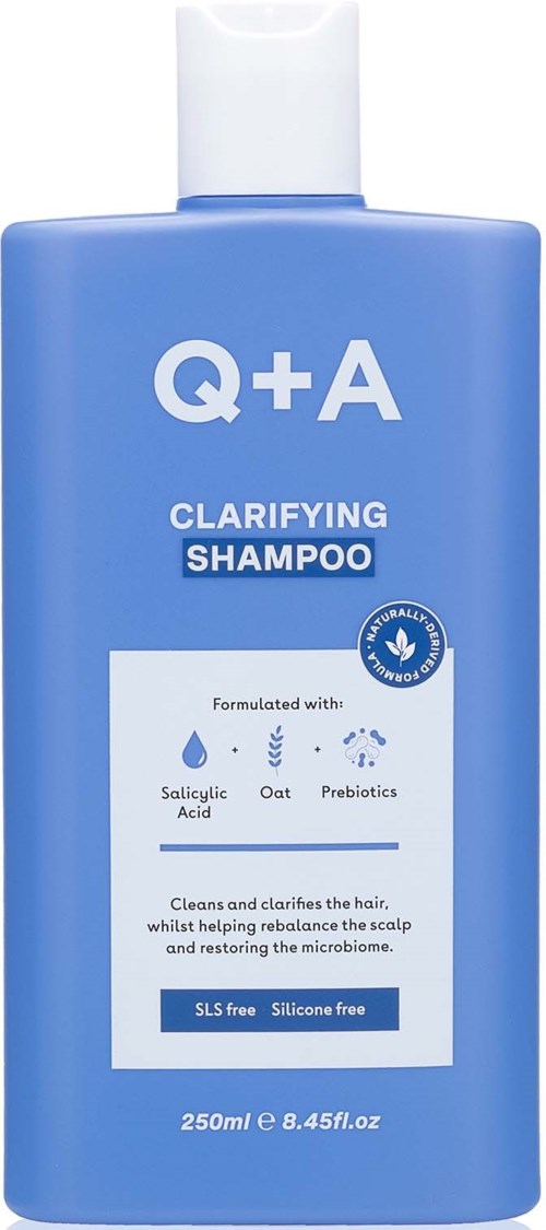 Blauwe shampoo fles met label Q+A Clarifying Shampoo met ingrediënten en voordelen.
