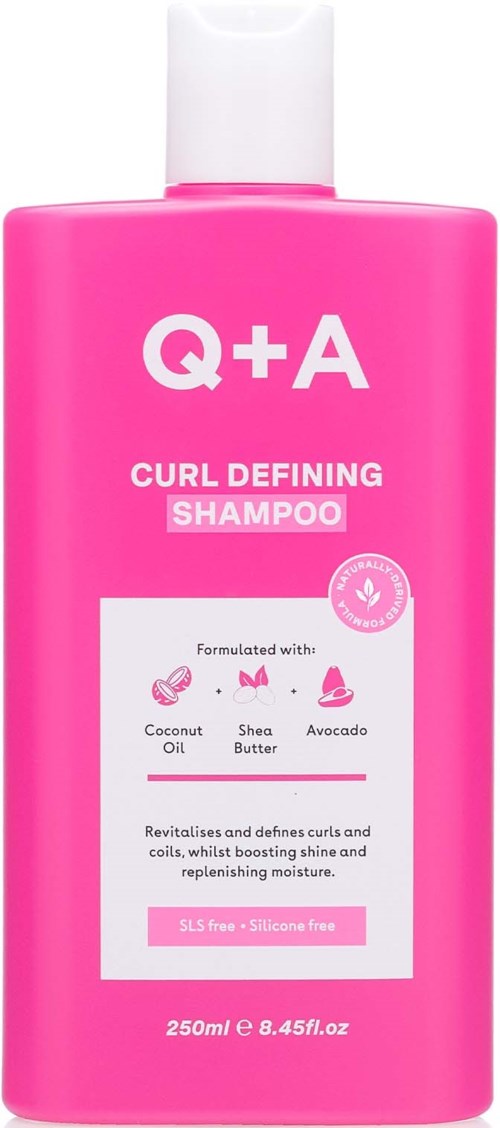Eine rosa Flasche Q+A Curl Defining Shampoo mit Kokosöl, Sheabutter und Avocado.