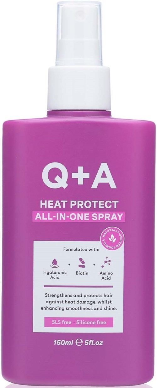 Violetti suihkepullo merkitty Q+A Heat Protect All-in-One Spray, sisältää ainesosat ja suojaa hiuksia.