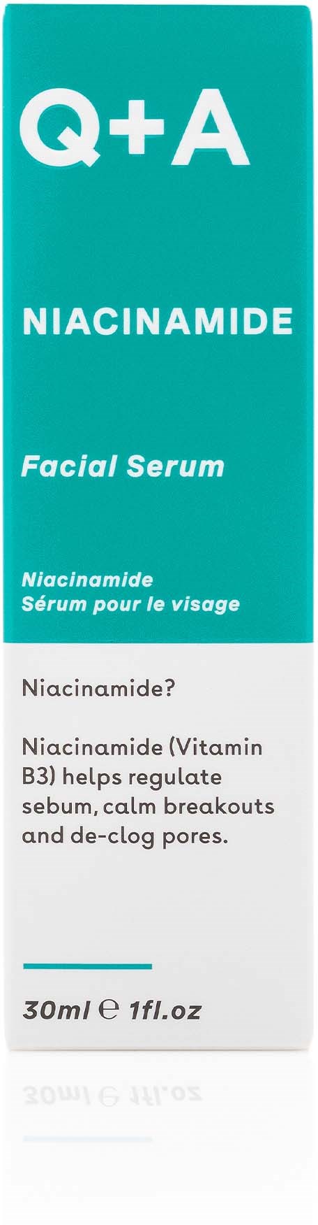En lysende blå boks merket Q+A Niacinamide Facial Serum, 30 ml, som forklarer fordeler for huden, inkludert beroligende utbrudd og reduksjon av porer.